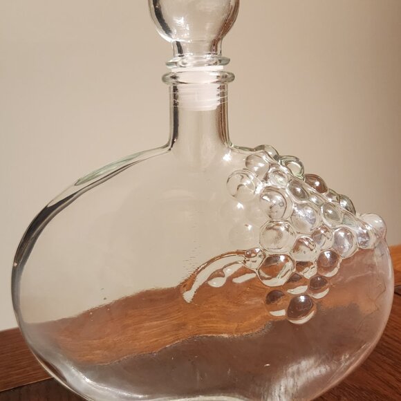 Vintage MOD DEP Glass Decanter embossed w/ grapes on one side - Picture 4 of 7